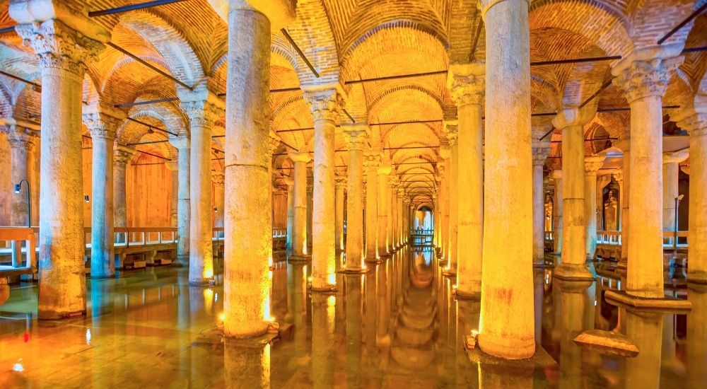 Sultanahmet'te Mutlaka Ziyaret Edilmesi Gereken 7 Tarihi Simge Yapı 3 Yerebatan Sarnıcı