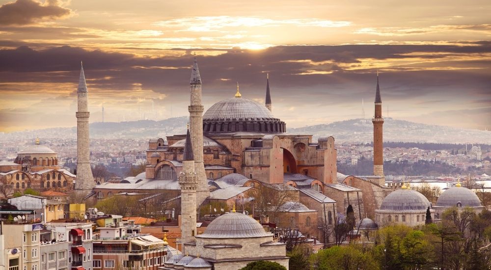 Sultanahmet'te Mutlaka Ziyaret Edilmesi Gereken 7 Tarihi Simge Yapı 1 hagia-sophia-sultanahmet